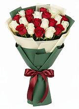 Букет Микс из красных и белых роз в Гуково