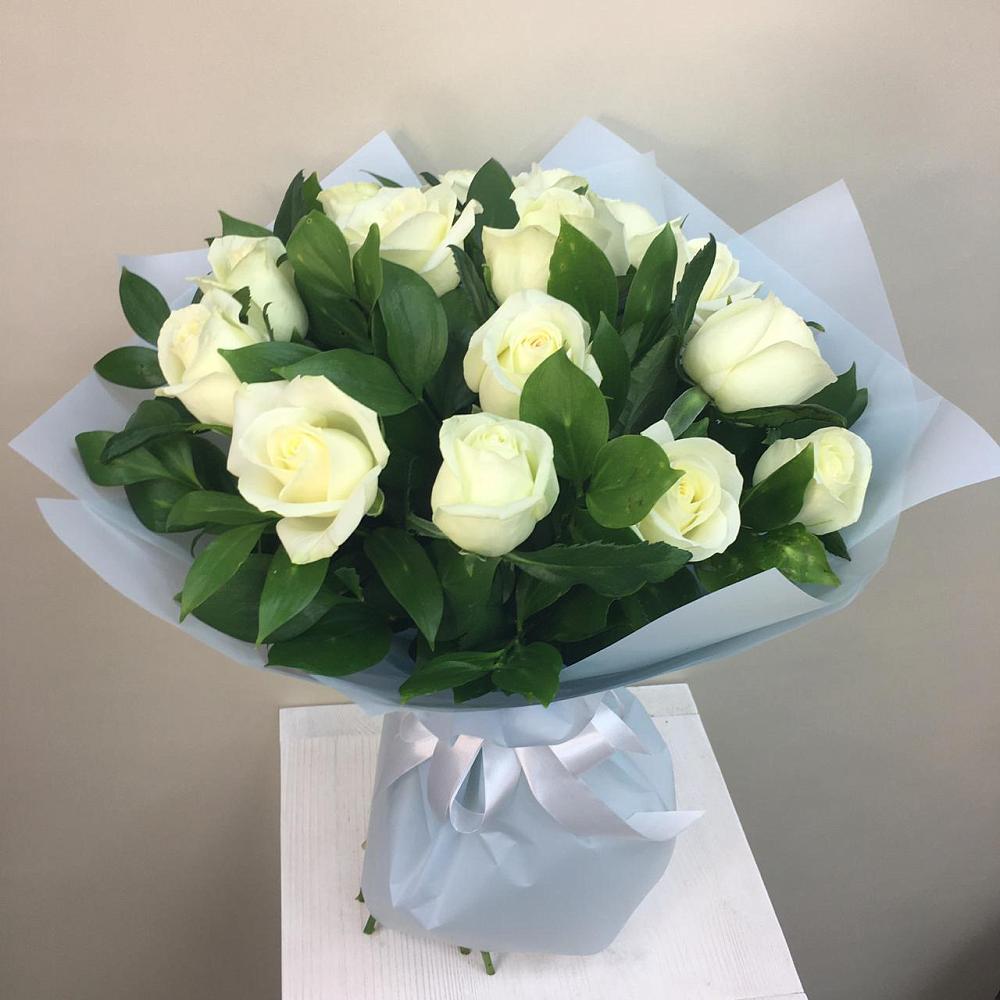 Букет 15 Белых роз Проуд в Гуково