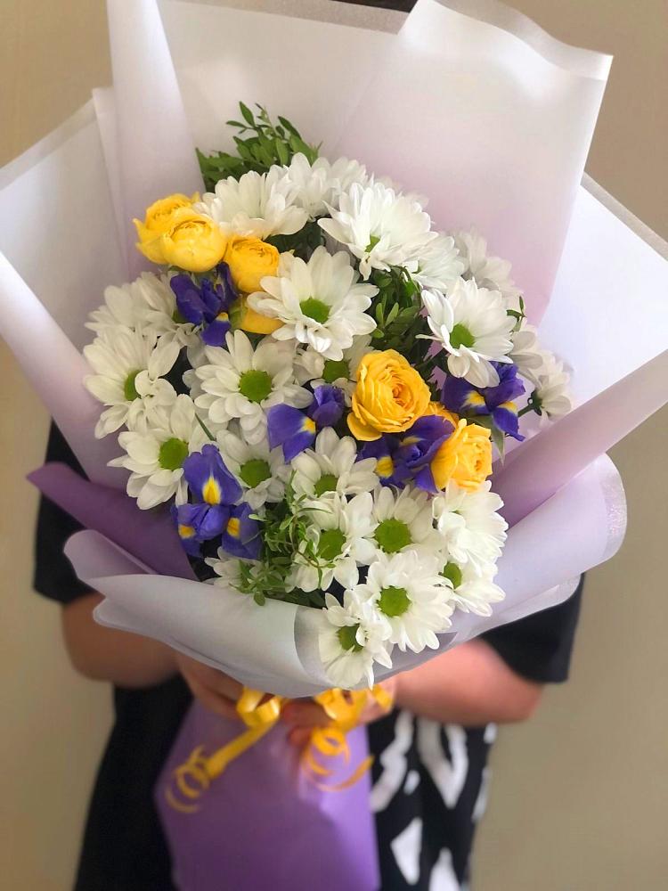 Букет цветов из: Ирисы, Хризантемы и Розы в Гуково