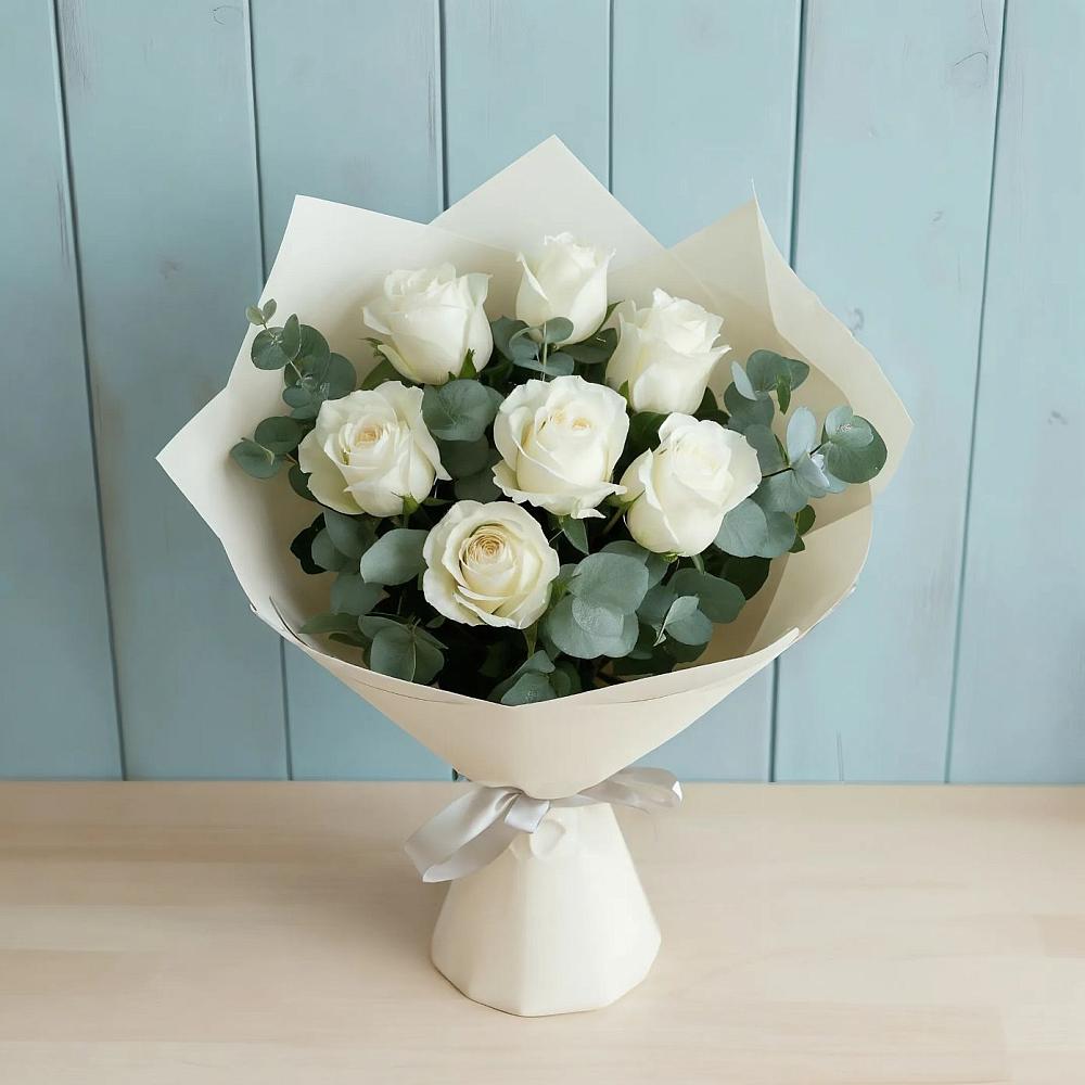 Букет Белые розы в Эвкалипте в Гуково