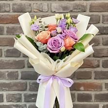 Букет цветов из:  Лизиантусы и Розы в Гуково