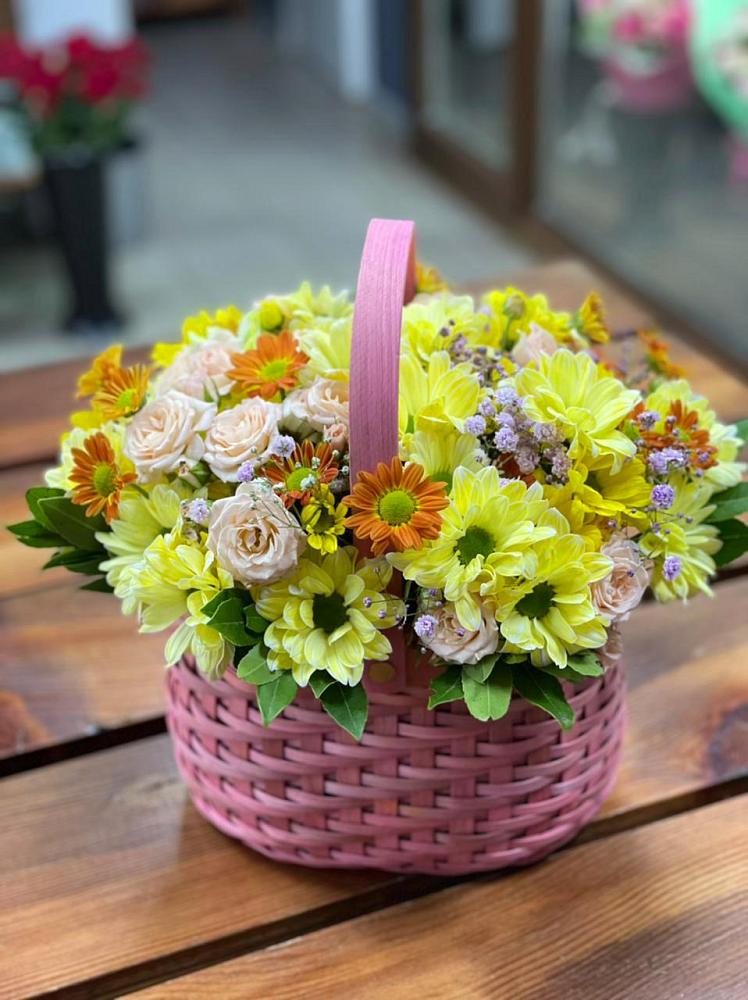 Цветочная композиция из Хризантемы и Розы в корзине в Гуково
