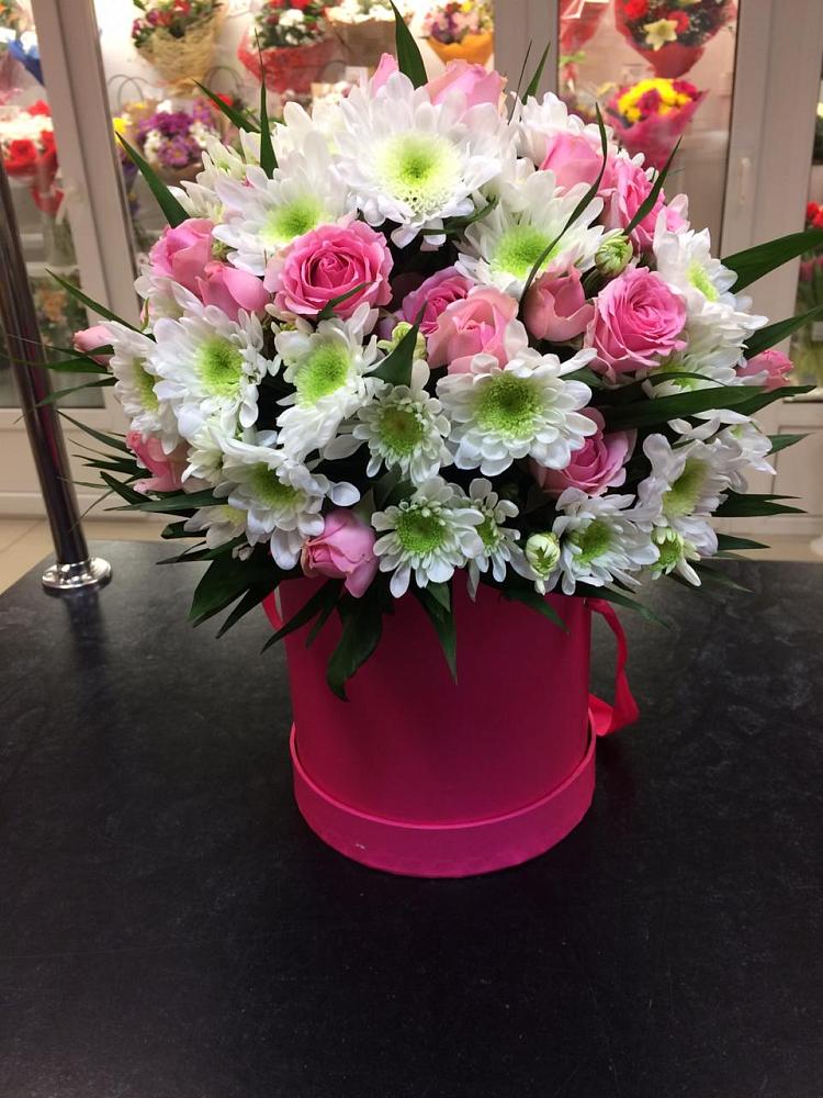 Цветочная композиция из Розы и Хризантемы в шляпной коробке в Гуково