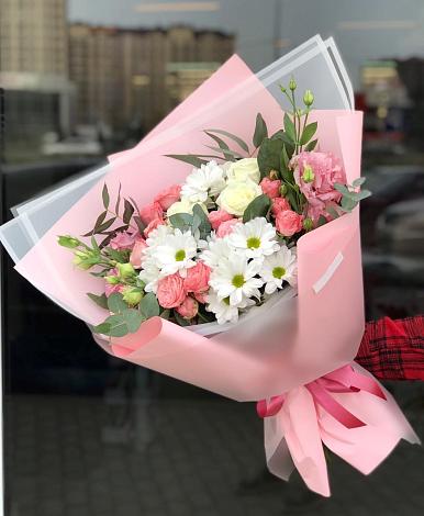 Букет цветов из: Розы, Лизиантусы и Хризантемы в Гуково